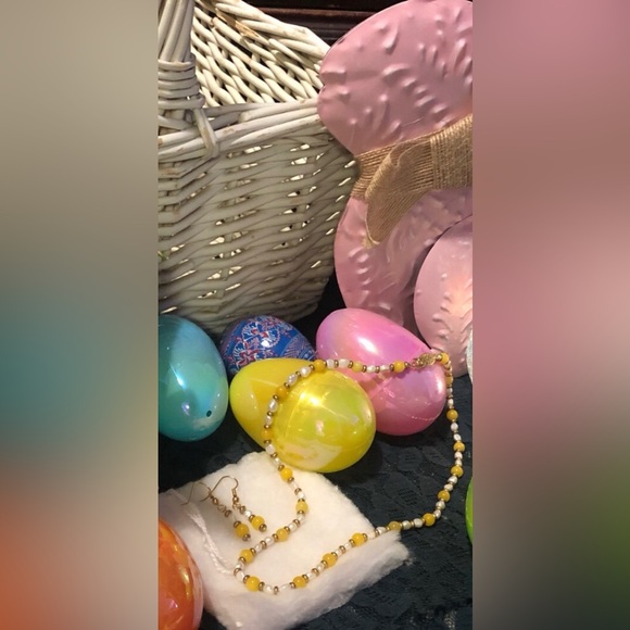 Yellow Jade, Fresh Water Pearls & Gold Necklace & Earrings Set - Picture 2 of 7